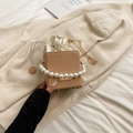 Elegante borsa a secchiello beige plissettata con manico di perle e catena d'oro - Cachi