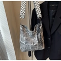 Große karierte Canvas-Tragetasche mit breitem Jacquard-Schultergurt und Fransen - Kaffeebraun