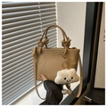 Gros plan du sac seau beige texturé avec un joli porte-clés nuage en peluche - Khaki Avec Pendentif