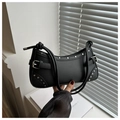 Detalle del bolso de media luna negro con remaches plateados y elegante correa anudada - Negro