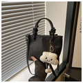 Détail du sac seau noir grainé avec poignée nouée et breloque nuage en peluche - Noir Avec Pendentif