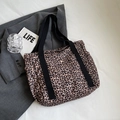 Grote shopper met luipaardprint en zwarte brede banden voor dagelijks gebruik en school - Paars