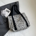 Lipaardprint shopper in crèmewit met zwarte schouderbanden en drukknoop - Broken Wit
