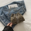 Borsa a secchiello leopardata retrò con coulisse, catena in metallo e decori perle - Cachi
