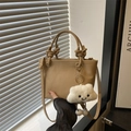 Khakifarbene Eimertasche aus Kieselleder mit Knotengriff und Wolkenanhänger, Frontansicht - Mit Wolkenanhänger / Khaki