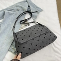 Graue Tasche mit Fischgrätenmuster, schwarzen Punkten und silberner Kette für Damen - Punktmuster-Stil