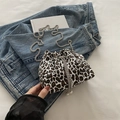 Borsa a secchiello leopardata con catena argento e perle su tessuto denim - Bianco