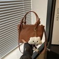 Braune Beuteltasche mit Litschi-Struktur, Knotengriff und weißem Wolkenanhänger - Mit Wolkenanhänger / Braun