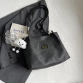 Bolso tote gris oscuro con textura vintage, correa ajustable y colgante de nube - Con Colgante / Negro