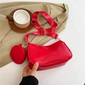 Bolso baguette rojo de cuero PU brillante con correa ancha y monedero redondo a juego - Rojo