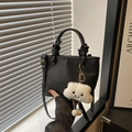 Schwarze Bucket Bag mit Lychee-Muster, Knotengriffen und weißem Plüsch-Anhänger - Mit Wolkenanhänger / Schwarz