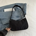 Bolso de hombro negro minimalista en forma de media luna con cierre de cremallera - Negro