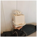 Détail du sac à damier crème avec poignée en perles et bandoulière en chaîne dorée - Blanc