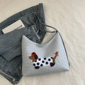 Schultertasche aus blau-weißem Karo-Canvas mit süßem Dackel-Stickerei-Aufnäher - Gepunkteter Stein