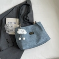 Bolso tote de lona denim azul con colgante de nube blanca sobre un traje gris - Con Colgante / Azul