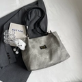 Bolso tote gris texturizado minimalista con un lindo colgante de nube blanca - Con Colgante / Gris claro