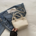 Borsa a secchiello beige con trama litchi, manico a nodo e dettagli dorati - Senza ciondolo / Bianco Sporco