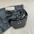 Marsupio nero con paillettes azzurre e perle su tracolla a righe bicolore - Colorato
