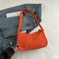 Elegante bolso de hombro naranja en nailon minimalista con superficie texturizada - Naranja