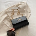 Elegante schwarze Kunstleder-Umhängetasche mit goldener Schleife und Kettenriemen - Schwarz