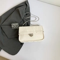Elegante crèmewitte crossbodytas met zilveren ketting en geplooid lederen textuur - Wit