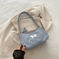 Bolso de hombro azul claro con patrón de mármol y detalle de hebilla de mariposa - Azul