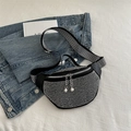 Marsupio nero con strass e tracolla a spina di pesce su sfondo in denim blu - Argento