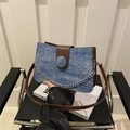 Bolso bandolera de mezclilla azul con ribete de cuero marrón y cadena plateada en silla - Azul