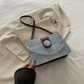 Bolso de hombro en denim azul y cuero marrón con pedrería y cadena plateada - Azul claro