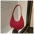 Detalle de bolso medialuna rosa con textura de cocodrilo y cierre metálico de lujo - rosa intenso