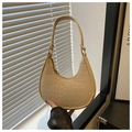 Primer plano de la textura de cocodrilo beige en bolso hobo con sombras naturales - Caqui