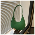 Detalle de textura de cocodrilo verde en un bolso de fieltro de gran capacidad y estilo - Verde