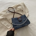 Bolso de hombro denim azul con lunares, cuero marrón y detalle de cadena de metal plateado - Azul oscuro