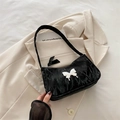 Bolso de hombro plisado negro con adorno de mariposa sobre blazer beige - Negro
