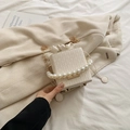Elegante cremefarbene Eimertasche mit Perlengriff und goldener Kettenriemen - Weiß