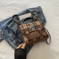 Sac à dos à carreaux marron avec broderie teckel et détails en cuir vintage chic - Carreaux Bleus