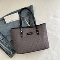 Borsa tote grigia con ricamo a cuori rossi e tracolla nera per uno stile casual - Cuore Grigio