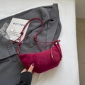 Burgunderrote Wildledertasche in Hörnchenform mit Steppnähten und Knotendetail - Rot
