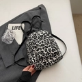 Mini zaino con stampa leopardata bianca e nera e spallacci in pelle da donna - senza ciondolo / Nero