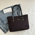 Borsa tote nera con motivi a cuori rossi e spalline lunghe su sfondo casuale - Cuore Nero