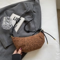 Leopard-Mondtasche mit schwarzem Schulterriemen auf grauem Blazer drapiert - Braun