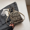 Mini zaino con stampa leopardata e spalline crema posizionato su un blazer grigio elegante - senza ciondolo / Kaki