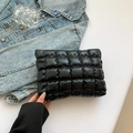 Borsa nera trapuntata con finitura lucida e design a sbuffo alla moda per donna - Nero