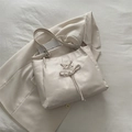 Sac fourre-tout en cuir beige crème avec nœud décoratif et anneaux argentés - Blanc Cassé