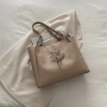 Grand sac cabas marron clair avec nœud décoratif et anneaux argentés sur tissu chic - Kaki