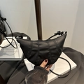 Bolso croissant de cuero negro minimalista con pespuntes y correa de hombro anudada - Negro