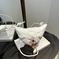 Bolso de media luna blanco con costuras verticales y correa anudada para diario - Blanco
