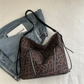 Grande borsa tote alla moda con stampa leopardata, zip e dettagli con fiocco nero - Marrone