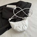 Minimalistische witte croissanttas met geplooide textuur en geknoopte schouderband - Wit