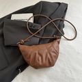 Sac à bandoulière croissant marron avec coutures verticales sur veste de costume grise - Marron
